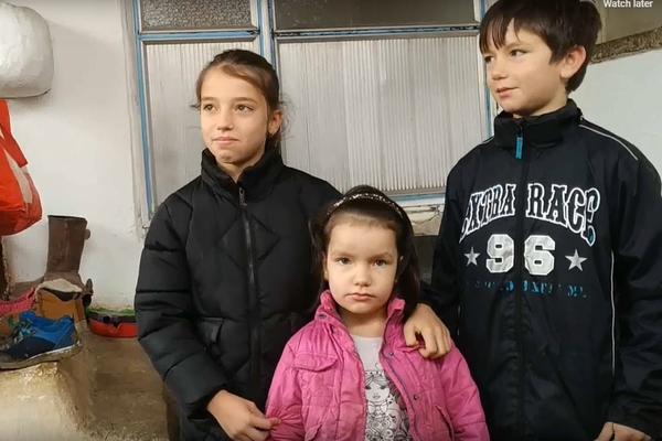 PORODICA MAKSIMOVIĆ SA KOSOVA ĆE PREZIMITI ZIMU U KUĆI OD BLATA: Zidovi svakog časa mogu da se sruše i POVREDE DECU