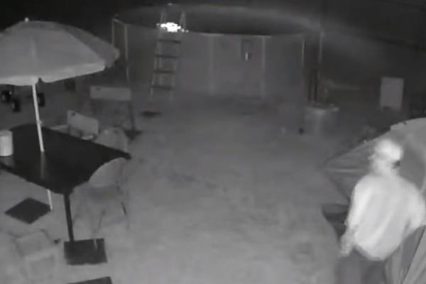 PEDOFIL JE HTEO DA SILUJE DEVOJČICU! Došao je u dvorište, a kada ju je pogledao, ODMAH JE ODUSTAO! (VIDEO)