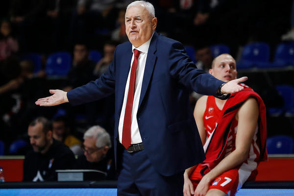 PUČE STOTKA U HALI SPORTOVA: Zvezda razmontirala Megu!