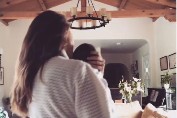 NAŠA POZNATA VODITELJKA POKAZALA BEBU: Jednim potezom oduševila je sve koji su pogledali njen klip (VIDEO)