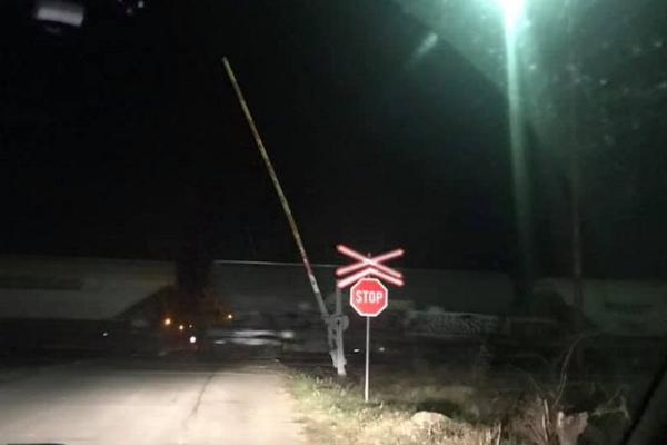 RAMPA SMRTI U DELIBLATSKOJ PEŠČARI: STOJI PODIGNUTA DOK VOZ ŠIBA! NOĆU NI SIGNALIZACIJA NE RADI (VIDEO)