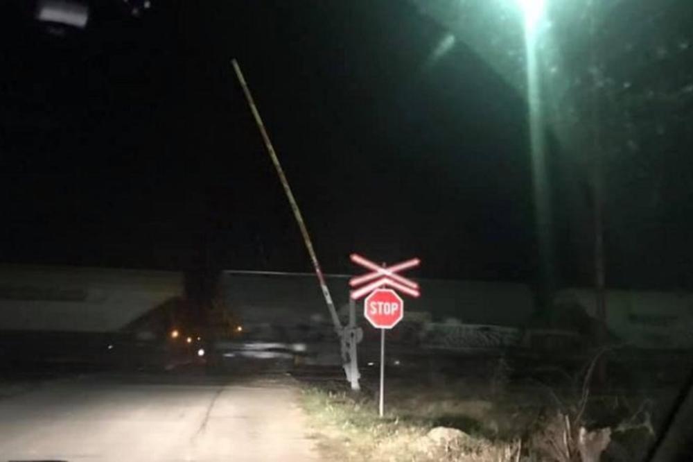 RAMPA SMRTI U DELIBLATSKOJ PEŠČARI: STOJI PODIGNUTA DOK VOZ ŠIBA! NOĆU NI SIGNALIZACIJA NE RADI (VIDEO)