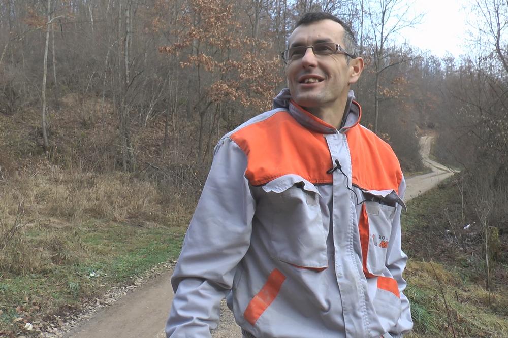 U OVOM SRPSKOM SELU LAKO REŠAVAJU PROBLEME MUŠKOSTI: Izbuše rupu, pa zabiju glogov klin (VIDEO)