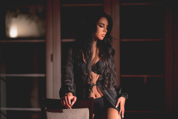 SEKSI ANTONIJA MAMI UZDAHE U REGIONU: Poslušajte pesmu zbog koje je pevačici pukla veridba!