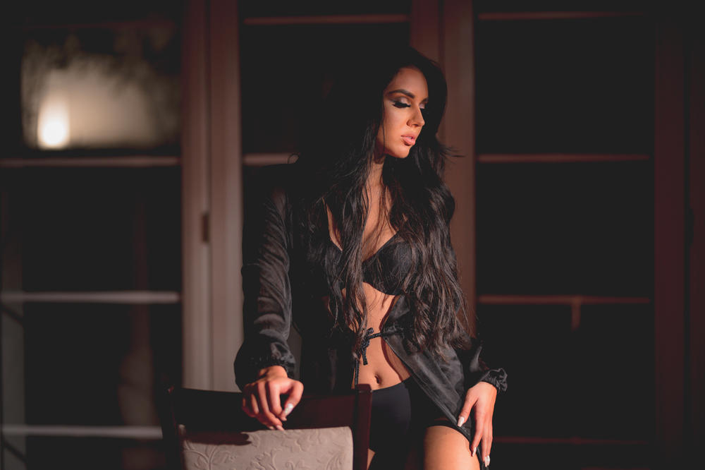 SEKSI ANTONIJA MAMI UZDAHE U REGIONU: Poslušajte pesmu zbog koje je pevačici pukla veridba!