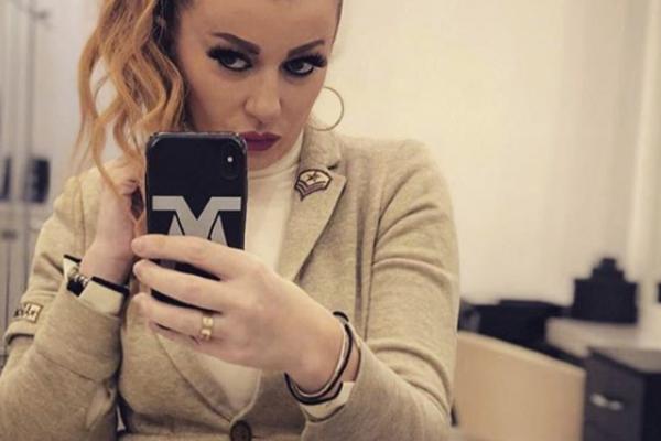 OVO JE JEDNA OD NAJSREĆNIJIH TRUDNICA NA ESTRADI! VIKI POKAZALA STOMAK: Pored nje Ceca, prvog zagrlila kuma Veljka!