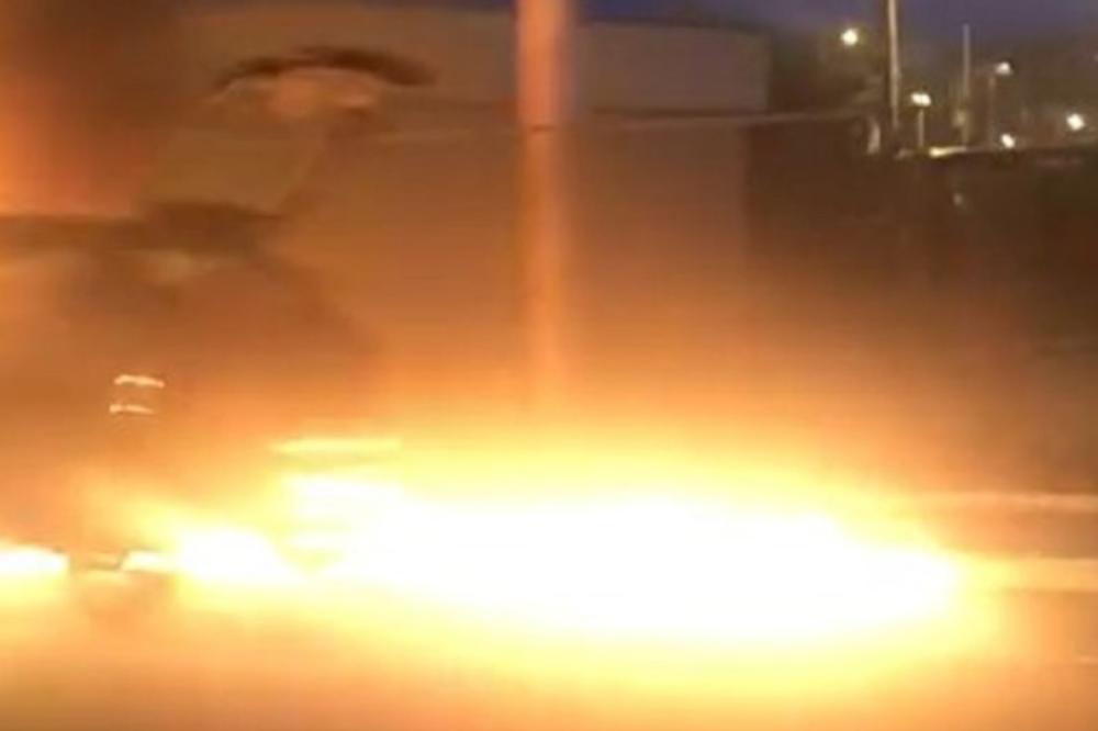 AUTO SE ZAPALIO NASRED SMEDEREVSKOG PUTA: Žena je izašla bukvalno u poslednjoj sekundi, horor scena u Srbiji!