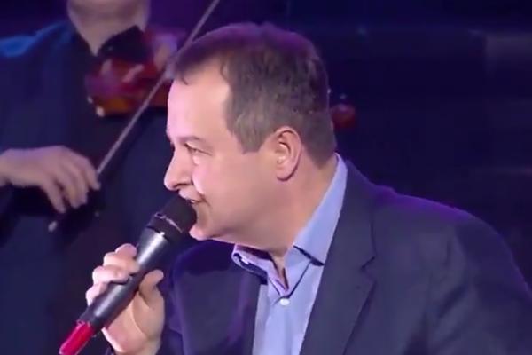 OPASNA BANDA U KAFANI NAPALA DAČIĆA, A ONDA IH JE ON IZNENADIO! Ne, nije im zapevao Miljacku (VIDEO)