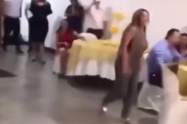 BIVŠA UPALA NA VENČANJE I VIKNULA MLADOŽENJI: Volim te, ne možeš nju da oženiš! A reakcija mlade je tek hit (VIDEO)