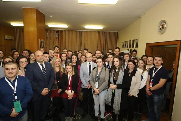 Vučević sa ministrima sporta i omladine: Od mladih zavisi u kakvim ćemo državama živeti