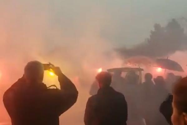 NEZAPAMĆEN ISPRAĆAJ NA VEČNI POČINAK: Preminula je legendarna Ceca, a Novosađani su nas ostavili bez teksta!