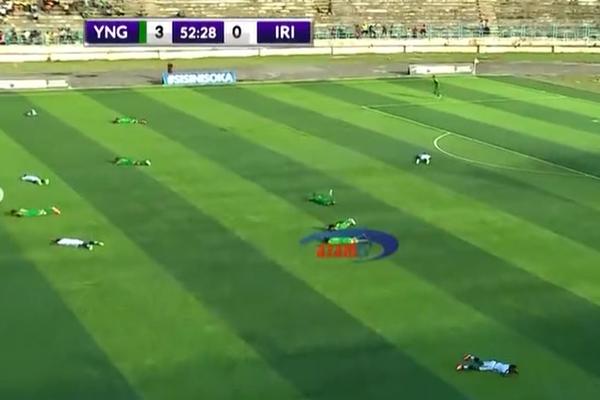 FUDBALERI POPADALI KAO POKOŠENI: Neverovatan video nam stiže iz Afrike!