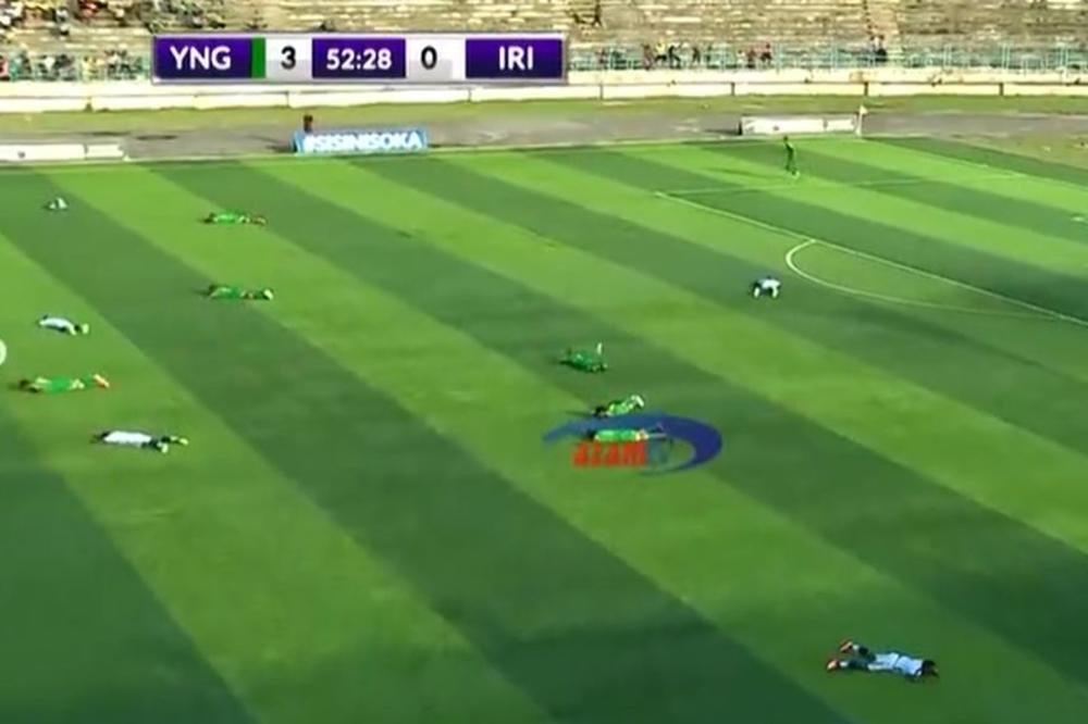 FUDBALERI POPADALI KAO POKOŠENI: Neverovatan video nam stiže iz Afrike!
