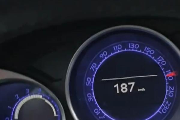 OBJAVLJEN NOVI STRAŠAN SNIMAK DIVLJANJA NA SRPSKIM PUTEVIMA: Vozio 187 na sat pored automobila punih dece! (VIDEO)