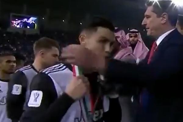 RONALDO NE ZNA DA PRIHVATI PORAZ: Na dodelji medalja, Portugalac je bio toliko besan da je odmah skinuo medalju!
