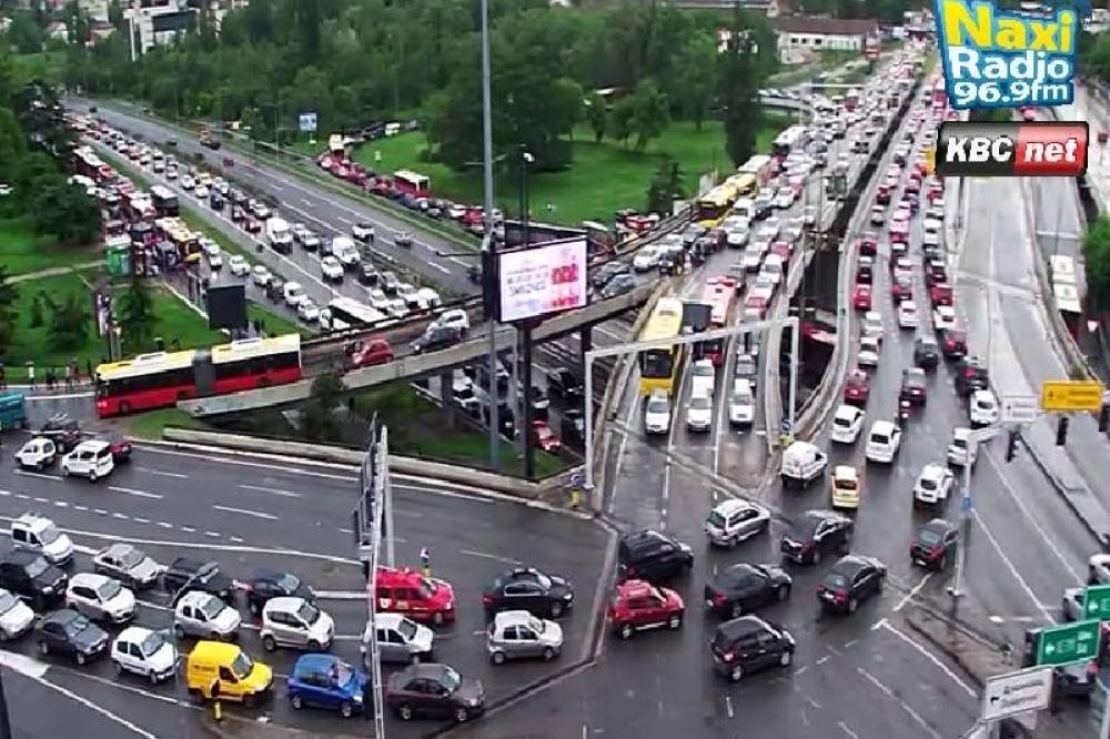 BEOGRAD JE STAO: Kolaps i stravične GUŽVE u svakom delu GRADA! IPAK, OVDE JE NAJGORE, KOLONE SU KILOMETARSKE!