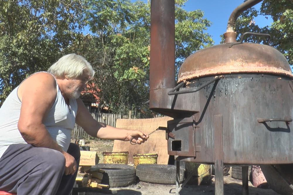 AKSENTIJEVIĆI SU BOGOVI RAKIJE! Napravili su je od 50.000 KILOGRAMA ŠLJIVA! Porodično je prave i imaju SVOJE CAKE!