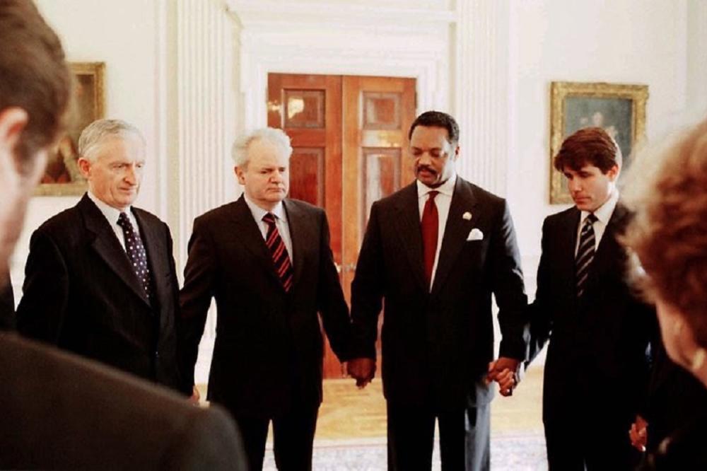 SLOBA SE S AMERIKANCIMA TOKOM NATO BOMBARDOVANJA MOLIO "ŽRTVOM TRI PEŠAKA"! Ova fotografija BILA je velika TAJNA