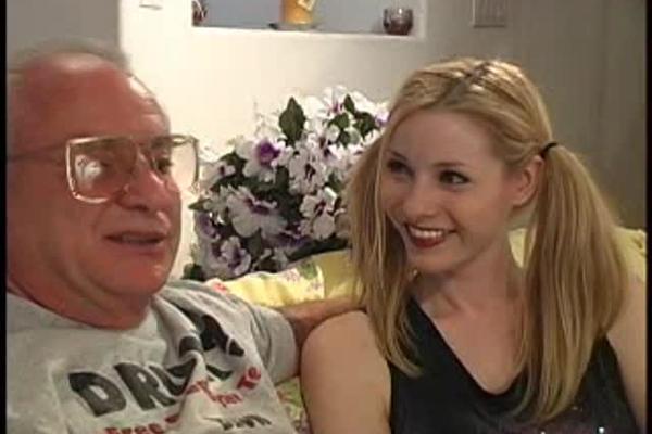 DEDA (76) TRAŽI MLADE SRPKINJE ZA SLIKANJE SEKSI KALENDARA I MEŠENJE KIFLICA: Ovom oglasu se SMEJE CELA SRBIJA