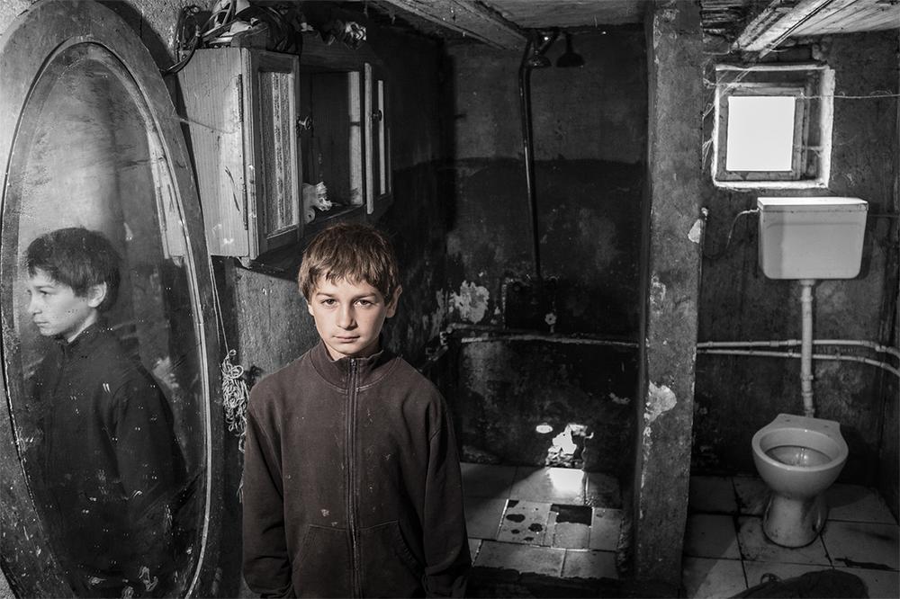 BOBAN ŽIVI U HLADNOJ SOBI S PETORO BRAĆE I SESTARA, SVI SU BOLEŠLJIVI: Njihovi pogledi VAPE ZA POMOĆ (FOTO)