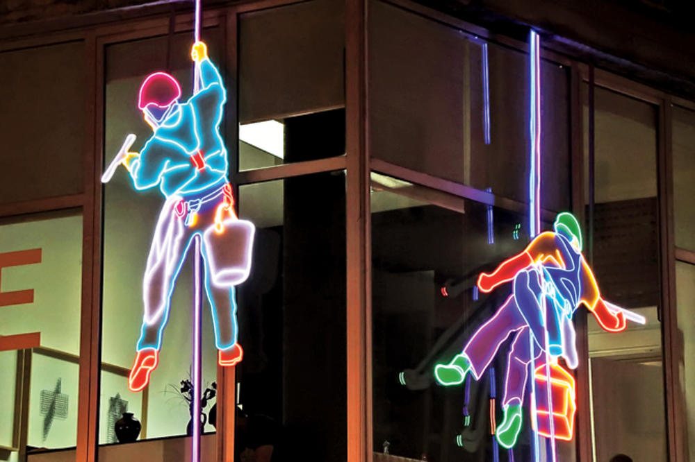 "Perači prozora" - umetnički projekat Nine Ivanović u vidu svetlosnih formi na zgradi KCB u Knez Mihailovoj