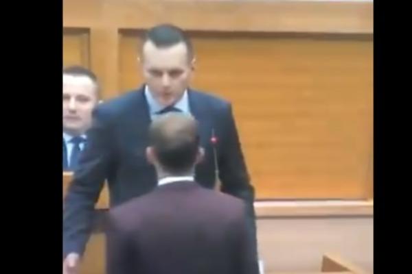 TUČA U SKUPŠTINI! DRAGAN LUKAČ LUPIO STANIVUKOVIĆA, sve je počelo zbog zastavica NATO alijanse! (VIDEO)
