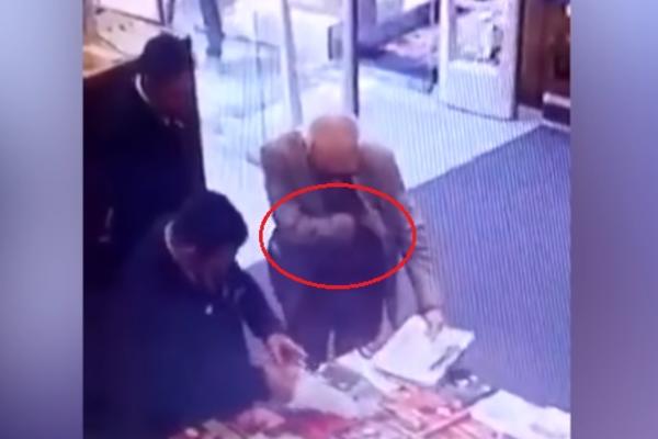 AMBASADOR UKRAO KNJIGU, PUKLA VELIKA BRUKA: Sigurnosne kamere sve zabeležile! (VIDEO)