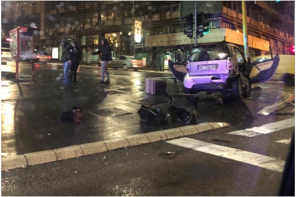 SINOĆ SE U KNEZA MILOŠA DOGODILA JEZIVA NESREĆA! Smart je potpuno uništen, tamo je ODJURILA HITNA! (FOTO)