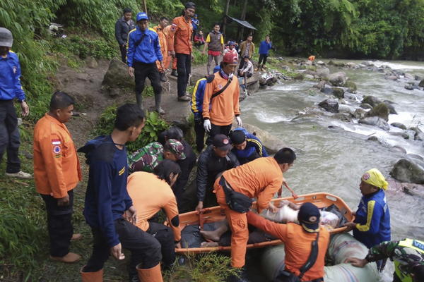 MRTVA TELA NOSILA REKA! Autobusu otkazale kočnice, survao se u duboku provaliju (VIDEO)