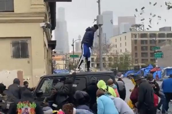 REPER SE POPEO NA KOMBI I BACAO NOVAC! Optužili ga da ponižava BESKUĆNIKE (VIDEO)