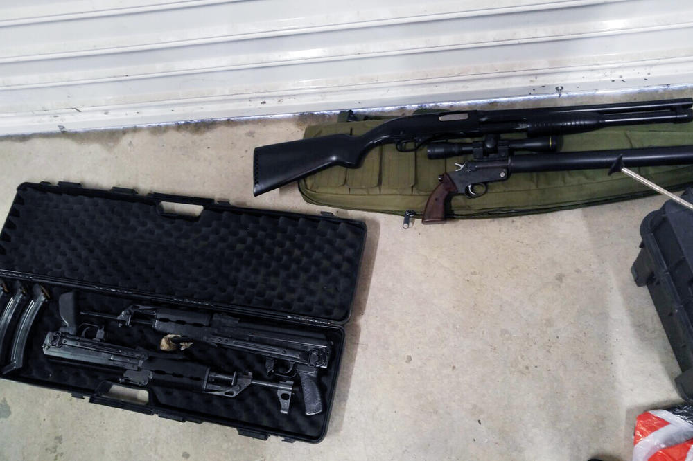 POLICAJCI SU UPALI U KUĆU U SURČINU: Tamo su pronašli kofere oružja, SVE JE BILO KAO NA FILMU (FOTO)