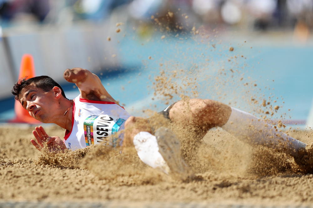 NEMANJA (21) JE ROĐEN BEZ LEVE PODLAKTICE: Dokazao je da je NAJBOLJI i uprkos invaliditetu, OBARA REKORDE
