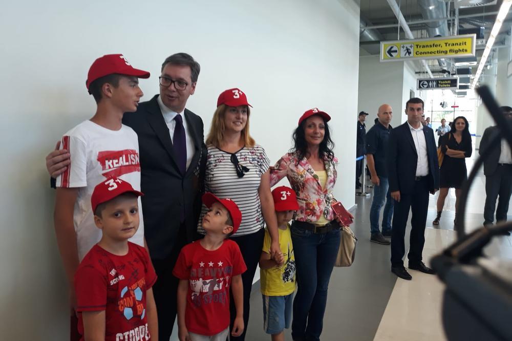 VUČIĆ ISPUNIO OBEĆANJE DATO DEČACIMA NA VIDOVDAN: Majka Biljana sa 4 sina odletela u Beč (VIDEO)