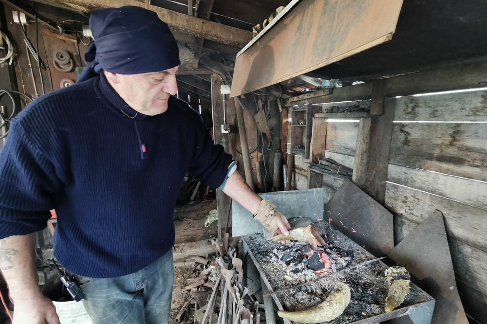 BATA IZ POŽEGE UME ONO ŠTO NE UME NIKO! Kuje kamene sekire i rimske mačeve, VATRA MU JE GLAVNI ALAT (FOTO)