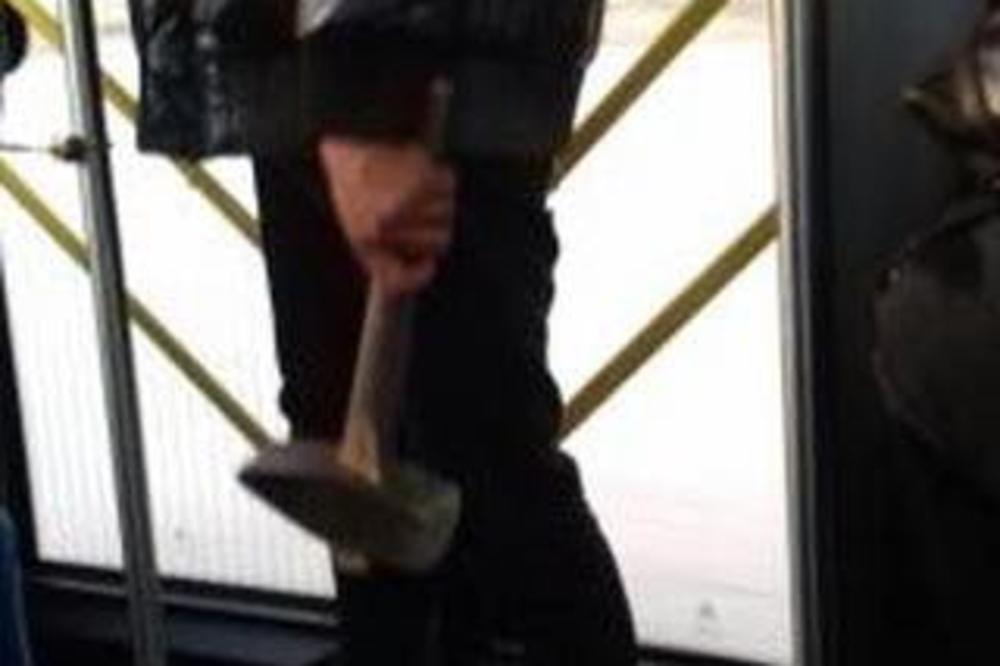 ČOVEK JE UŠETAO U GSP SA ČEKIĆEM! Kada su ga videli, PUTNICI POBELELI, a onda je usledilo OVO! (FOTO)