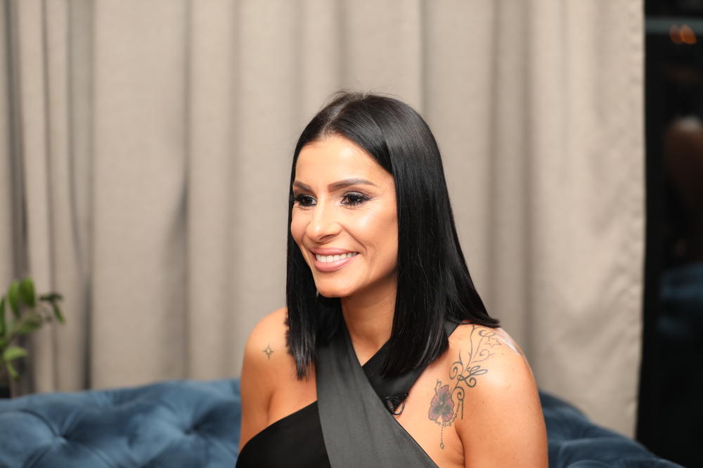 O NJENOJ HALJINI I TETOVAŽAMA SVI BRUJE! MIA OTKRILA NA PROMOCIJI: Ćerkica je NASLEDILA TALENAT za muziku! (FOTO)