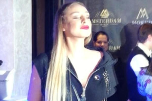 LUNA VEĆ PREBOLELA RASKID! NASMEJANA I U NIKAD KRAĆOJ HALJINI: Provodi se PO HOTELIMA sa koleginicama SA ESTRADE!