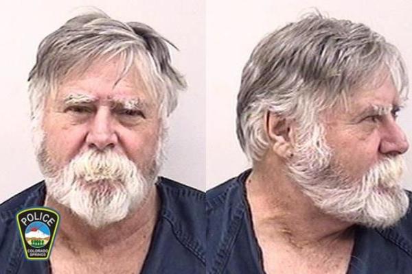 OVAJ ČOVEK JE UPRAVO URADIO NAJLUĐU STVAR NA SVETU: Policija ga UHAPSILA, jedni ga pljuju, drugi mu se DIVE (VIDEO)