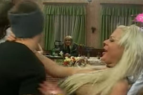 POJAVILA SE NA PINKU I BILA INTIMNA SA NEKOLIKO PEVAČA: Svi se pitaju gde je čuvena URŠKA, a evo kako sad IZGLEDA