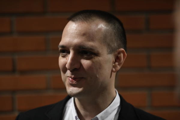 NASMEJANI ZORAN MARJANOVIĆ POZIRA U SUDNICI! Svi gledaju u njega! (FOTO)