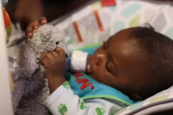 BEBA JE BILA PROMRZLA, OSTAVLJENA DA UMRE, ALI MU SE SUDBINA NASMEŠILA: Pronašao dom na neverovatan način! (VIDEO)