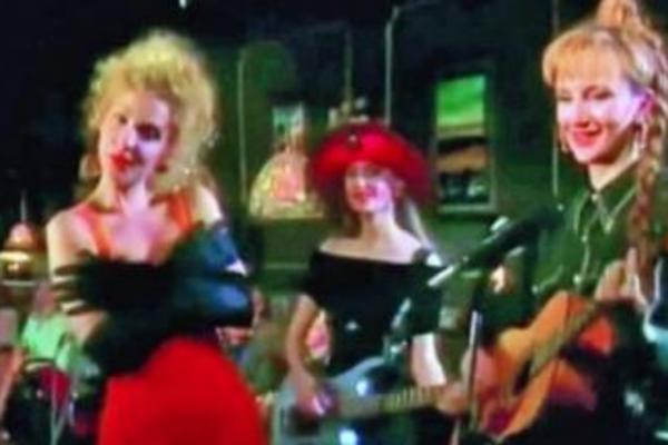 SERIJA "SREĆNI LJUDI" JE BILA HIT: GLUMICA IVANA MIHIĆ NIJE ZNALA DA PEVA, pa su joj glas pozajmile tri pevačice!