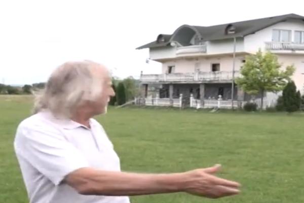 POKUŠALI DA ISELE PORODICU POZNATOG PEVAČA! Njegov otac kuću branio PLINSKIM BOCAMA, policija odustala