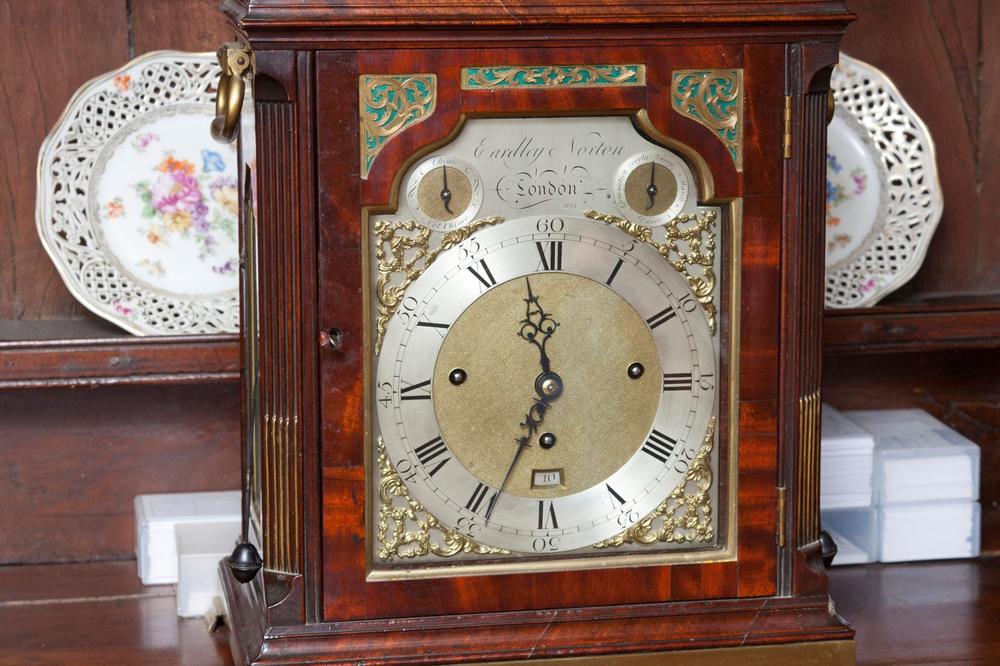 KUPIO ZIDNI SAT NA BUVLJAKU, PA GA OTVORIO: Ono što je zatekao unutra ostavilo ga je BEZ REČI