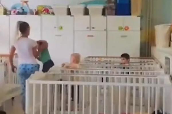 ODLOŽENO SUĐENJE BIVŠOJ VASPITAČICI IZ ZVEČANSKE: Danas je trebalo da svedoči žena koja je snimila kako BACA DETE!