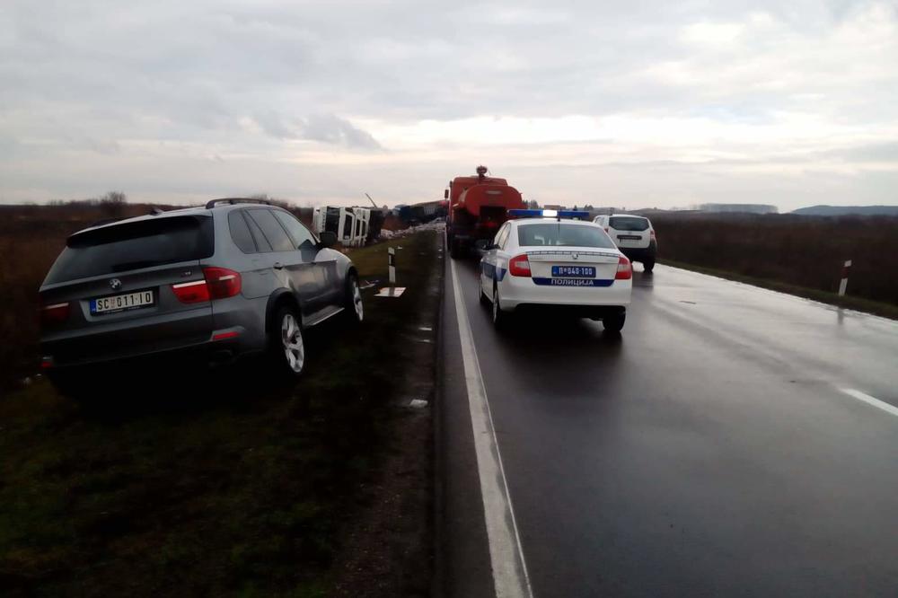 AUTOMOBILOM SE ZAKUCAO U KAMION! TELO ISPALO IZ VOZILA! Užasna nesreća kod Iriga, SIN ŽRTVE SVE VIDEO!