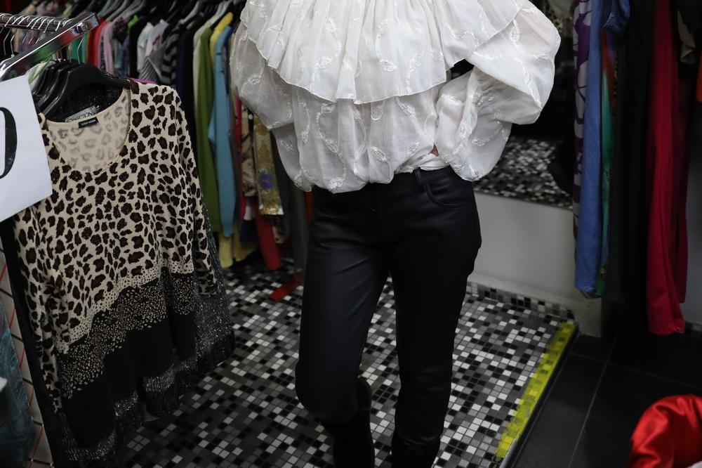 KUPILA POLOVNU ODEĆU, PA POGLEDALA U UNUTRAŠNJOST: Ugledala je JEZIVU PORUKU, ljudi joj rekli DA SE ČUVA (FOTO)