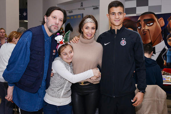 Parizanov Deda Mraz učestvovao u akciji "Deca pomažu deci"