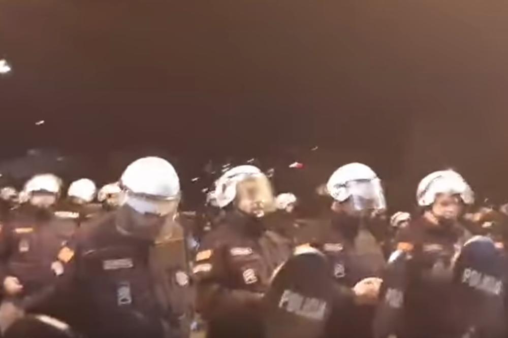 PODGORICOM SE ORILA PESMA O KOSOVU: Dok ih policija hapsi, građani REAGUJU OVAKO! (VIDEO)