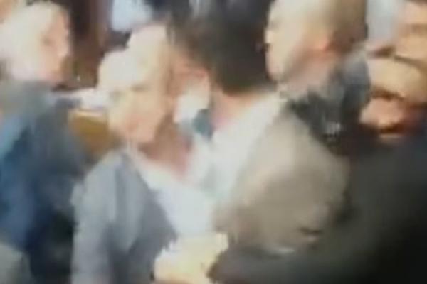 OPŠTI PIČVAJZ U SKUPŠTINI CRNE GORE: Milov poslanik GAĐAO Aleksu Bečića poslovnikom! (VIDEO)